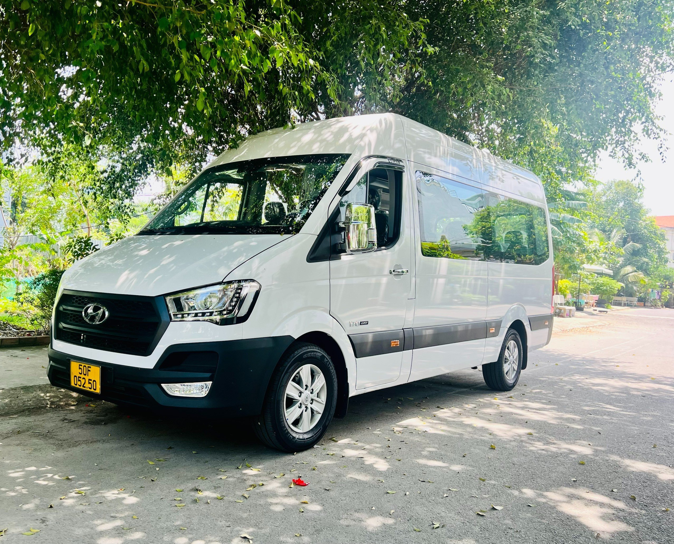 Bảng Giá Cho Thuê Xe 16 Chỗ Tại TPHCM【Có Tài Xế】1 Ngày 1 Hình ảnh thuê xe 16 chỗ 1 ngày có tài xế tại thuê xe Huy Đat